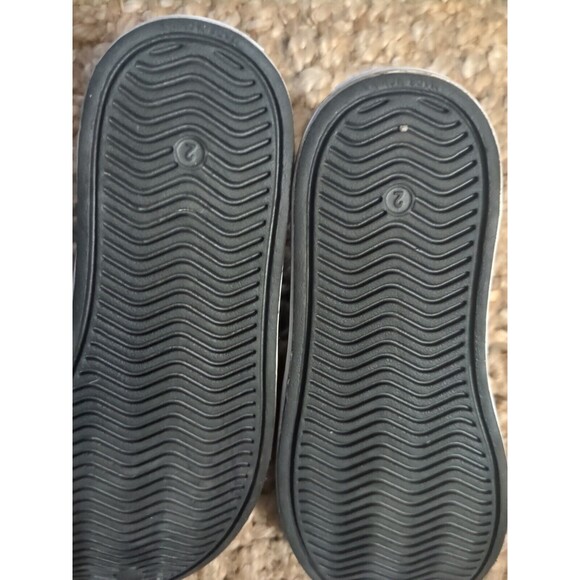 Unisex Bundle Of  2 Pairs Shoes Size 2  Red Vans Black Skechers. Light Wear. - Picture 7 of 16